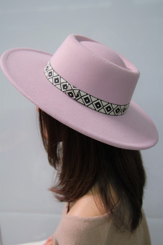 FEDORA DE FIELTRO PLANO CON BANDA BOHO