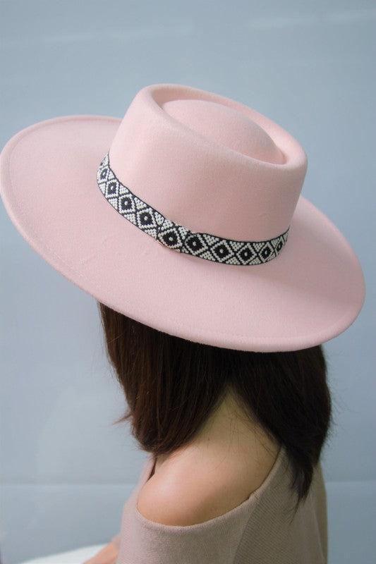 FEDORA DE FIELTRO PLANO CON BANDA BOHO