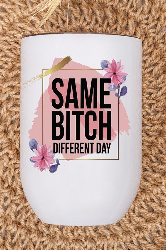 Vaso con gráfico de vino de día diferente de la misma perra