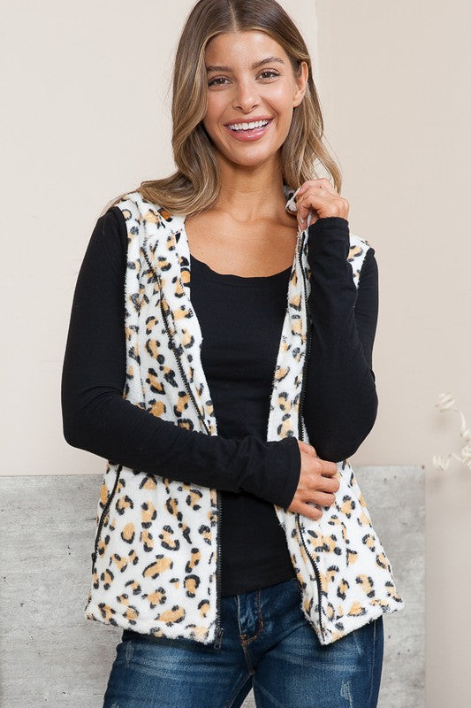 Chaleco de leopardo con capucha