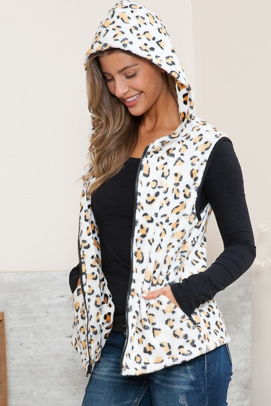 Chaleco de leopardo con capucha