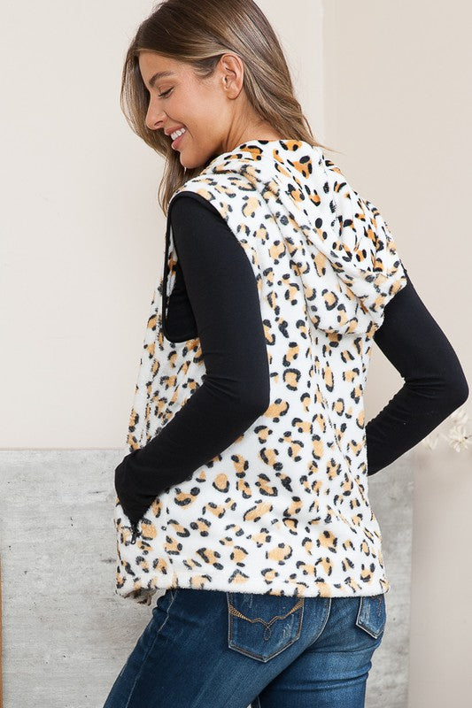 Chaleco de leopardo con capucha