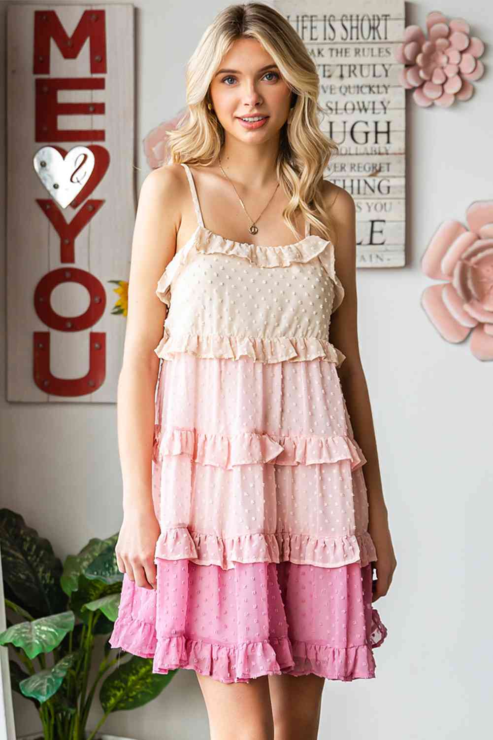 Vestido rosa con volantes y lunares suizos ombré