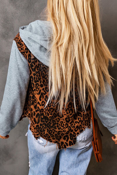 Chaqueta vaquera con capucha de leopardo