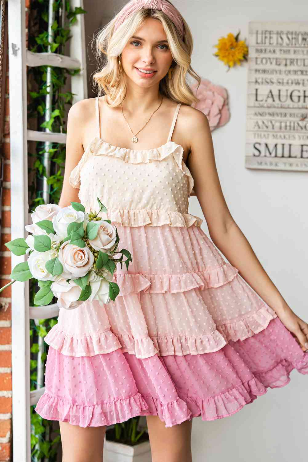 Vestido rosa con volantes y lunares suizos ombré