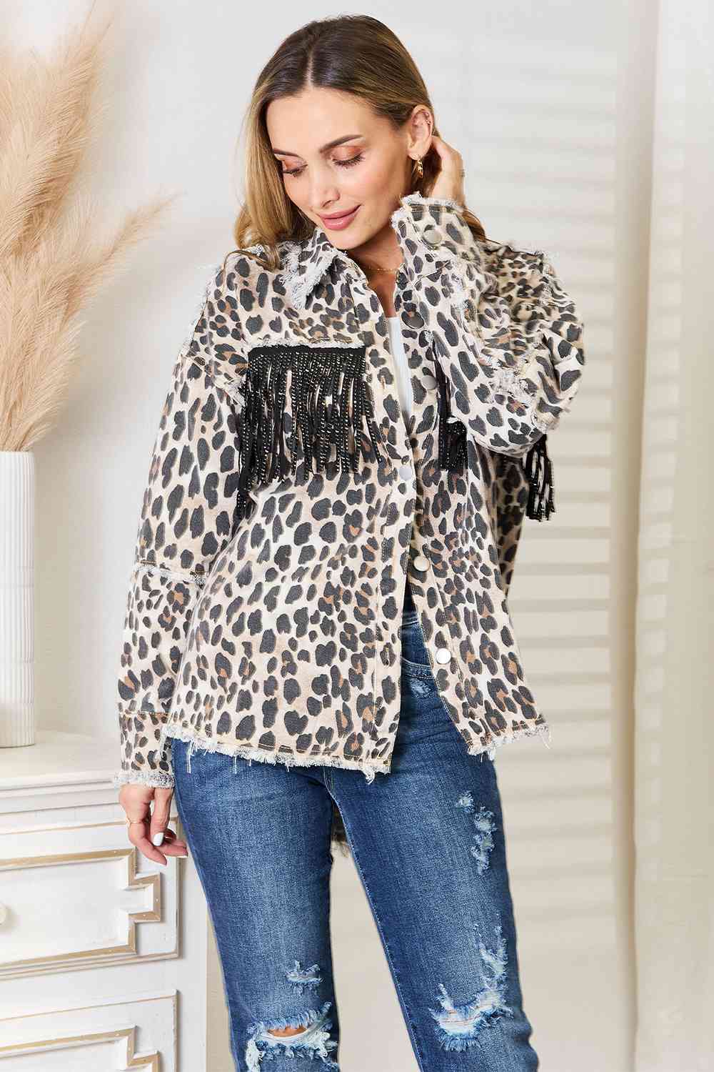 Chaqueta vaquera con flecos de leopardo de Double Take
