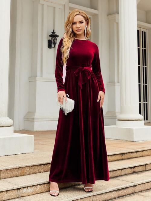 Vestido largo de terciopelo con lazo en la parte delantera