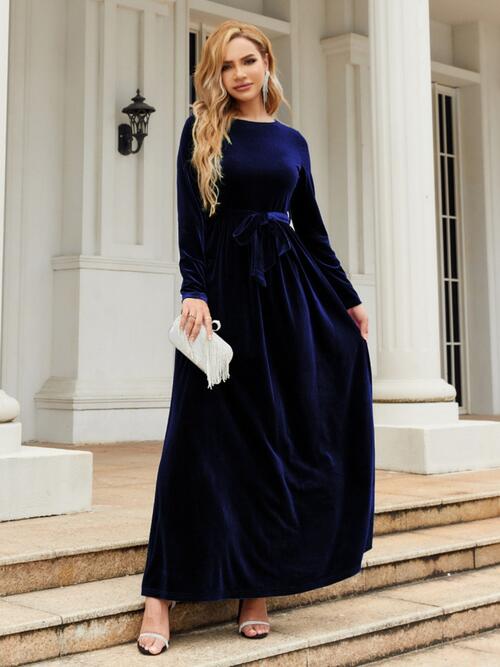 Vestido largo de terciopelo con lazo en la parte delantera