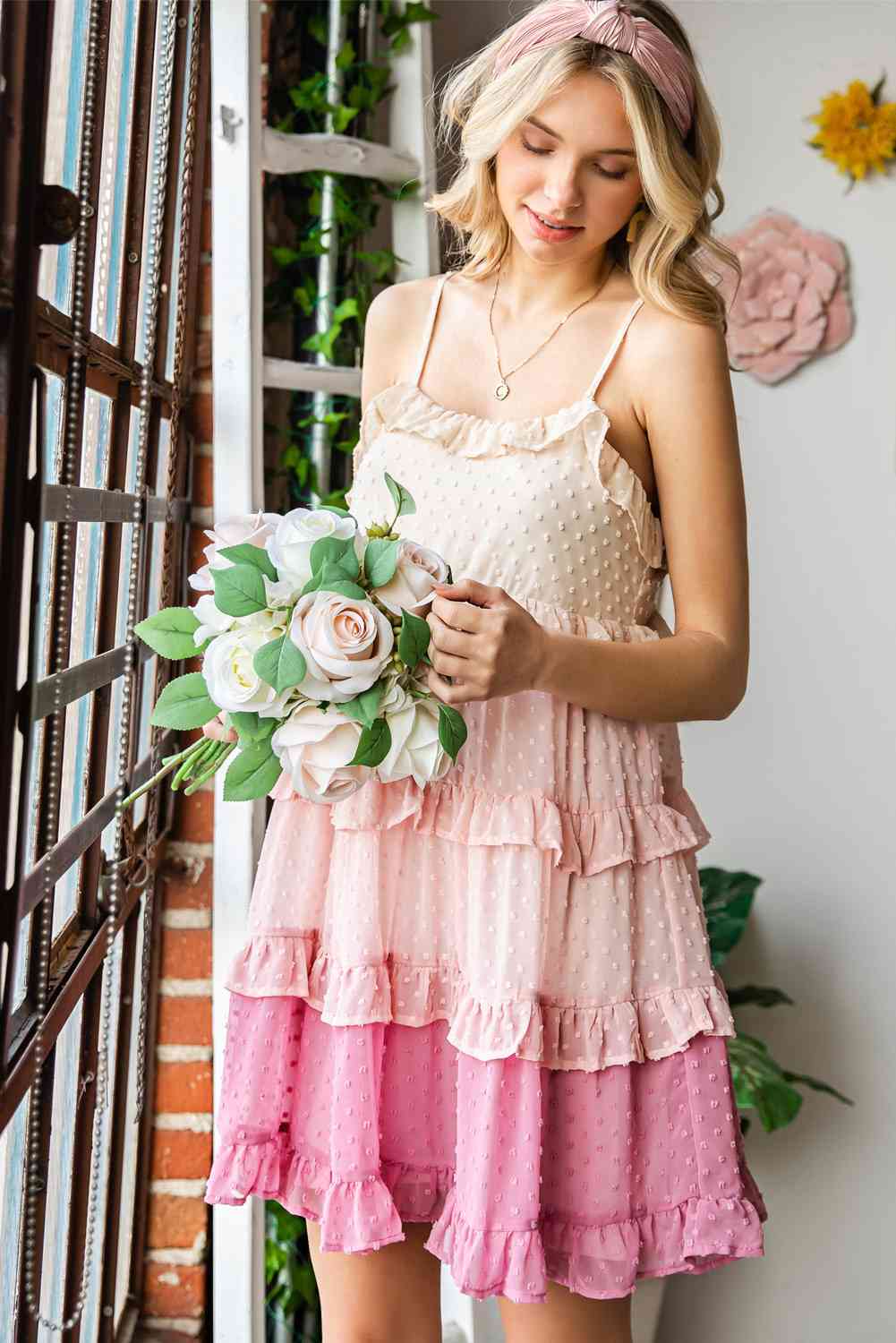 Vestido rosa con volantes y lunares suizos ombré