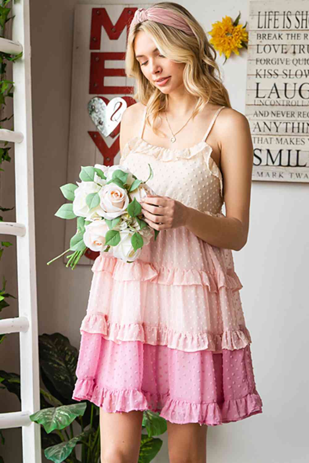 Vestido rosa con volantes y lunares suizos ombré