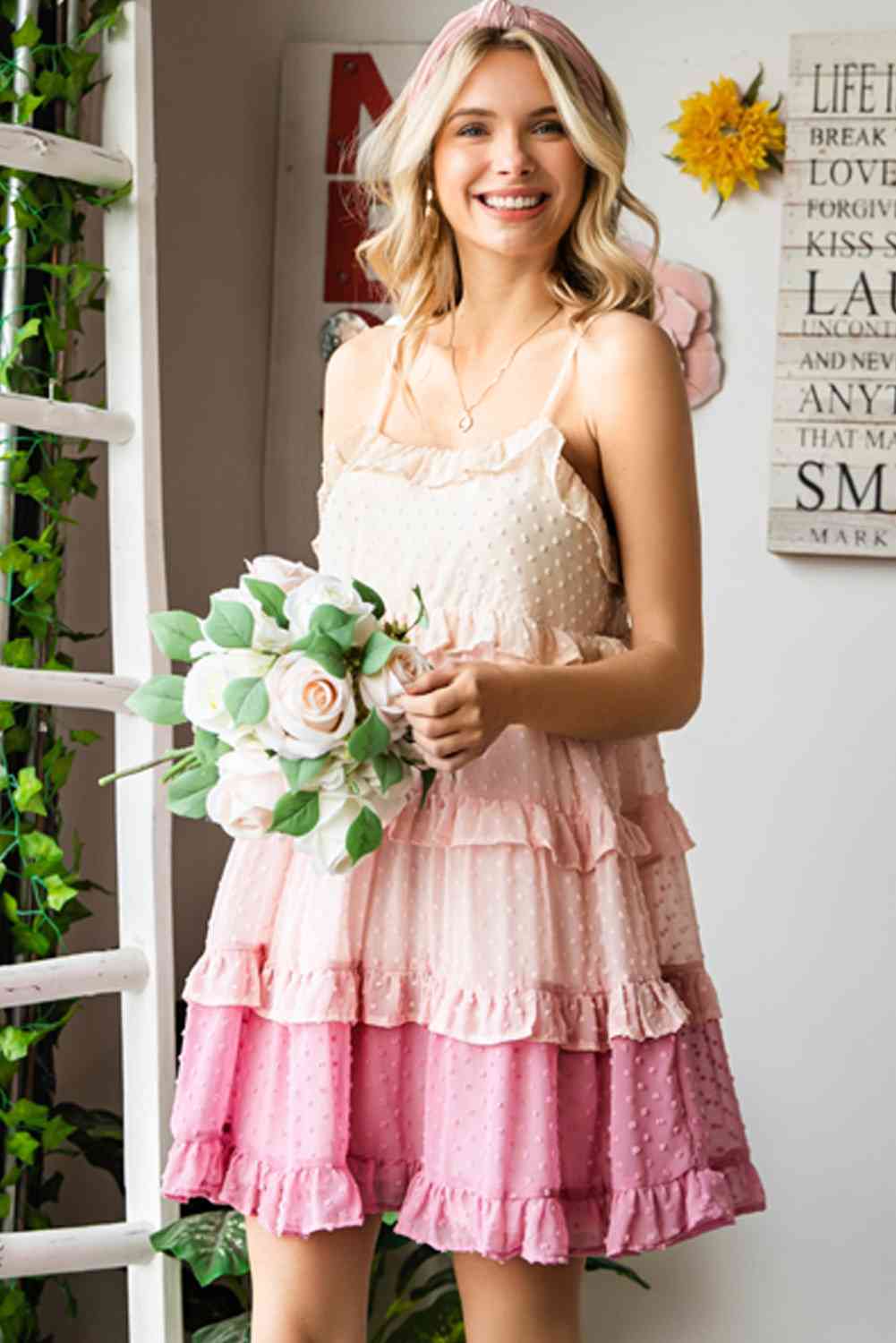 Vestido rosa con volantes y lunares suizos ombré