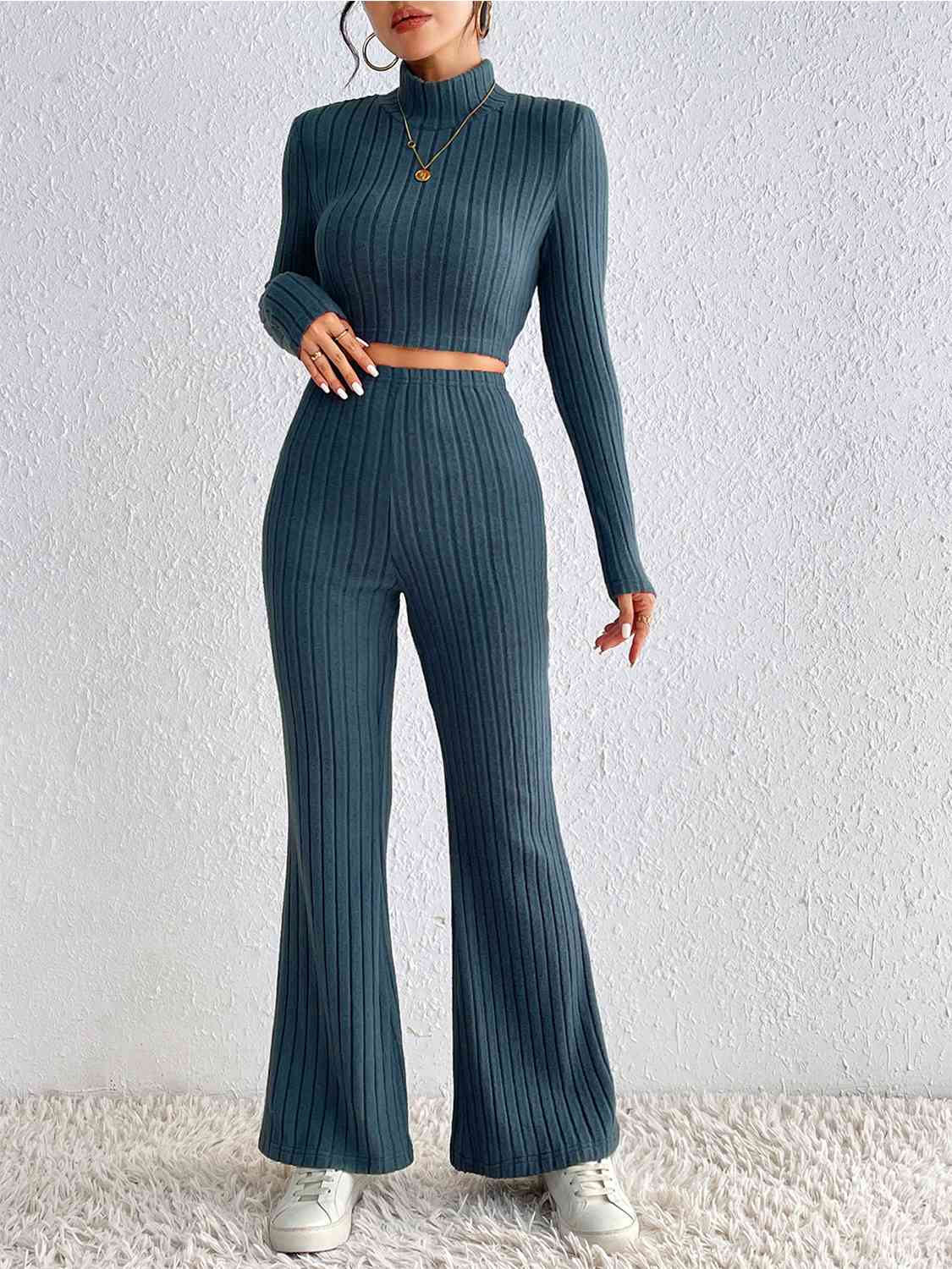 Conjunto de suéter corto con cuello simulado de canalé y pantalones de cintura alta