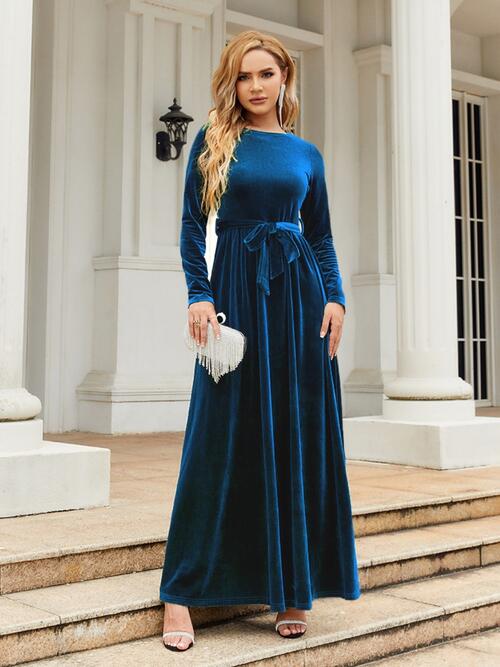 Vestido largo de terciopelo con lazo en la parte delantera
