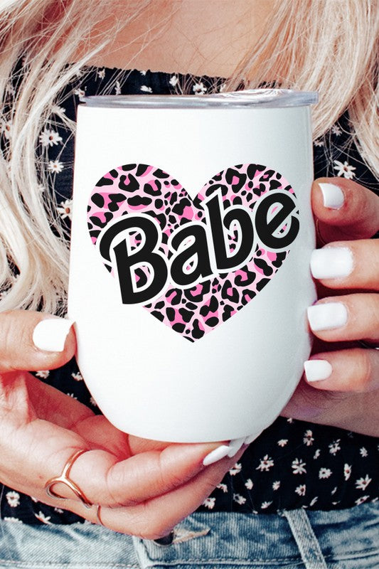 Vaso de copa de vino con corazón de bebé del día de San Valentín