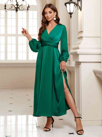 Vestido midi con abertura larga y sobrepelliz verde