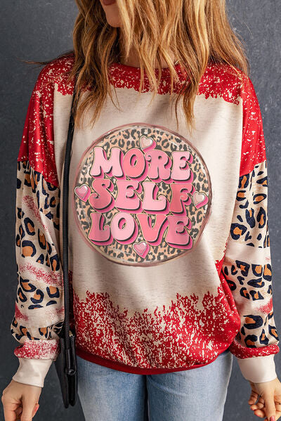 MÁS SELF LOVE Sudadera de leopardo blanqueada