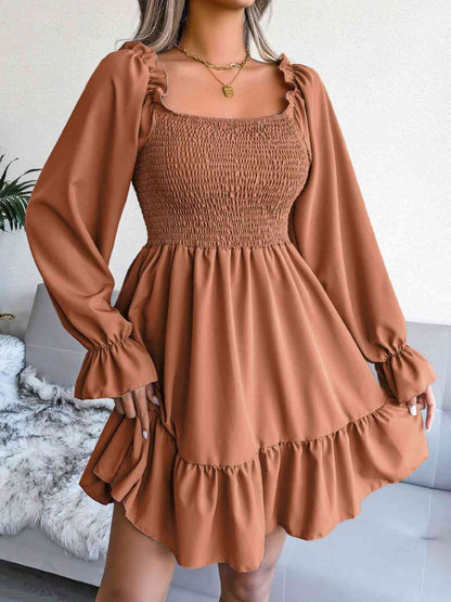 Vestido fruncido con cuello cuadrado y mangas con volantes