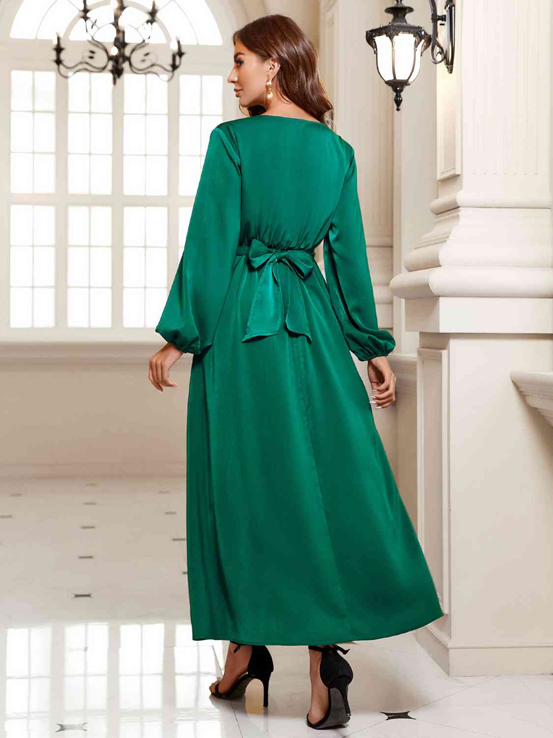 Vestido midi con abertura larga y sobrepelliz verde