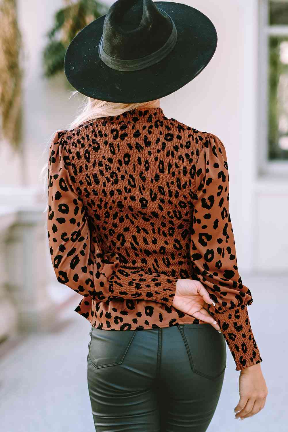 Top peplum fruncido de leopardo