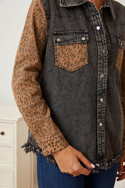 Chaqueta vaquera con mangas de leopardo