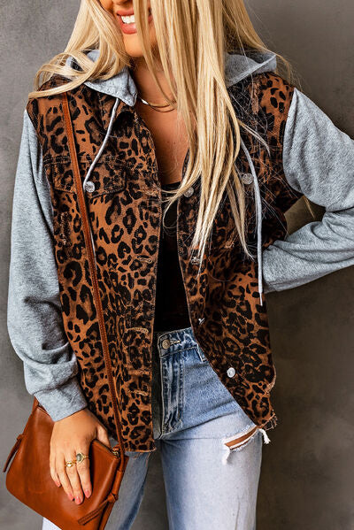 Chaqueta vaquera con capucha de leopardo