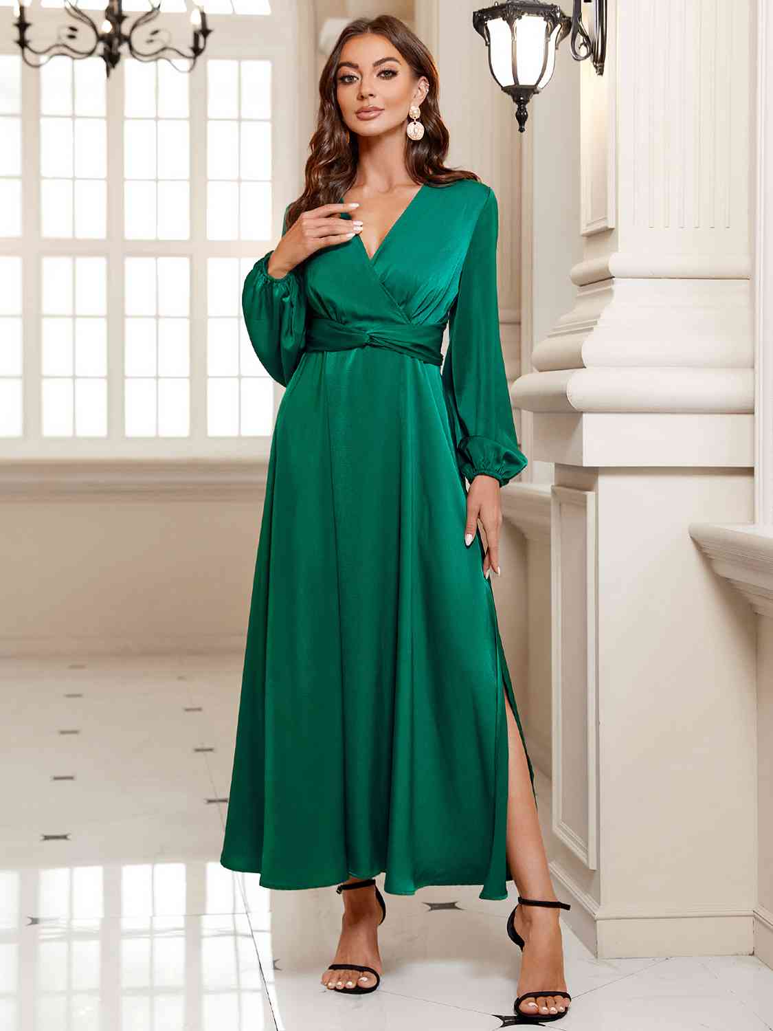 Vestido midi con abertura larga y sobrepelliz verde