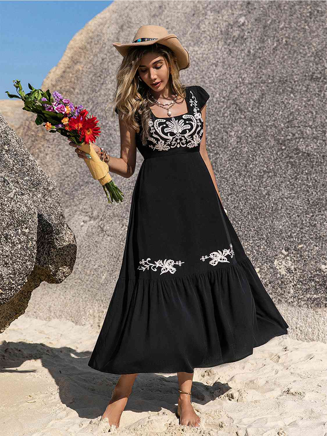 Vestido con dobladillo con volantes bordados