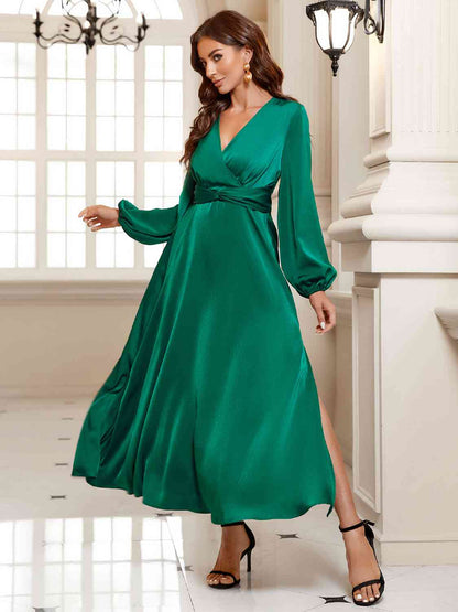 Vestido midi con abertura larga y sobrepelliz verde