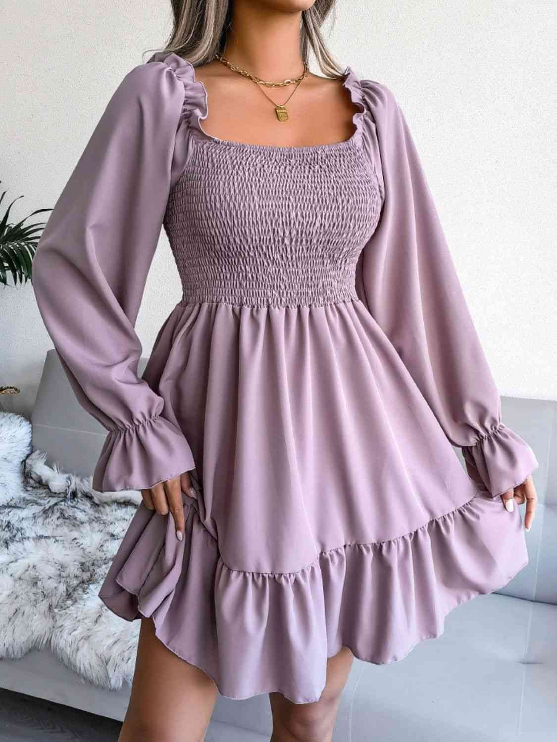 Vestido fruncido con cuello cuadrado y mangas con volantes