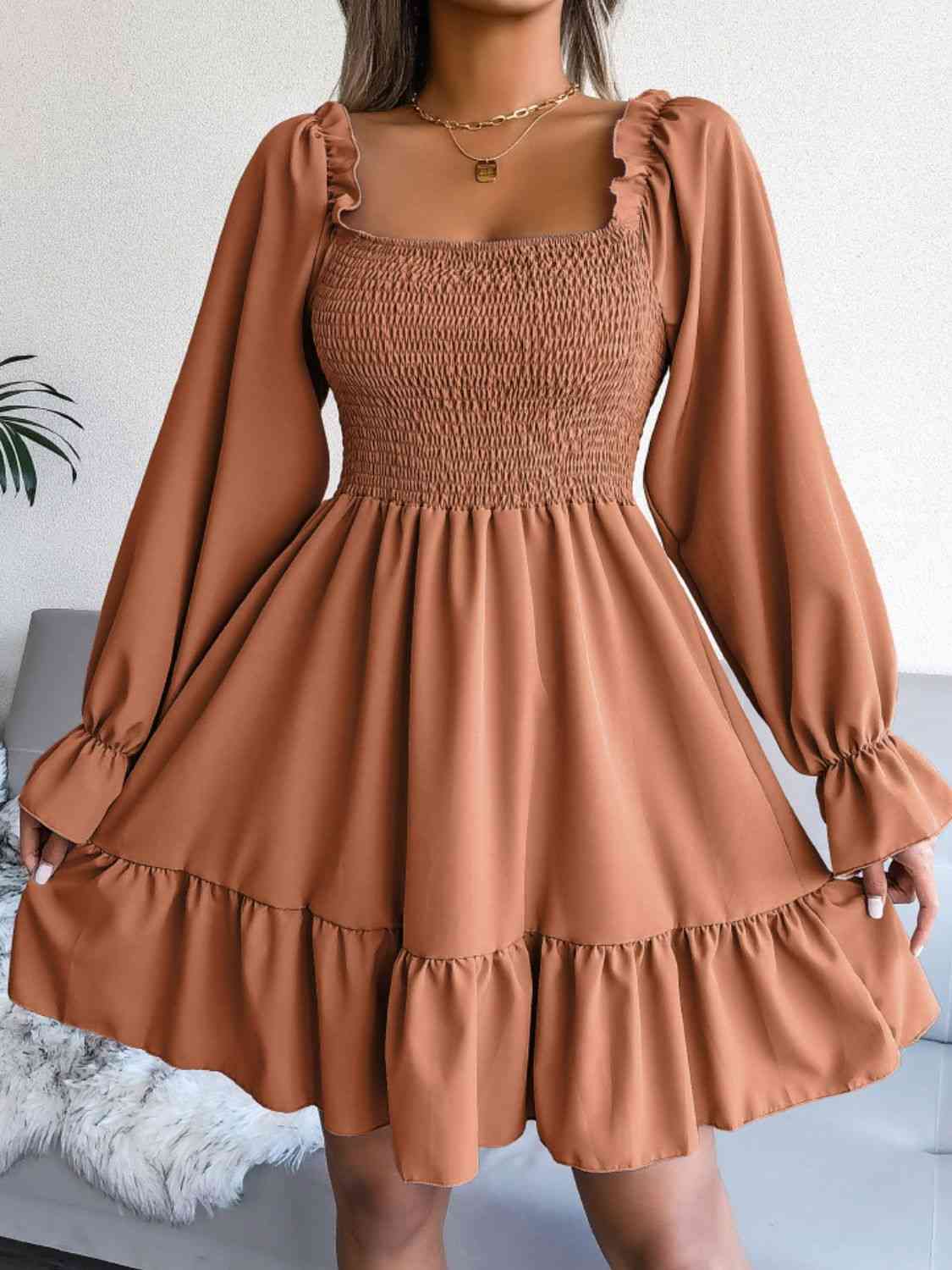 Vestido fruncido con cuello cuadrado y mangas con volantes