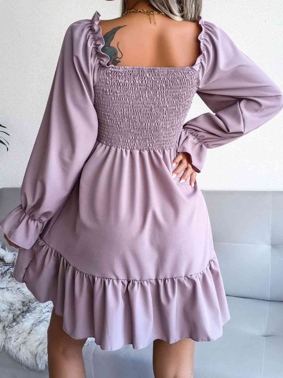 Vestido fruncido con cuello cuadrado y mangas con volantes