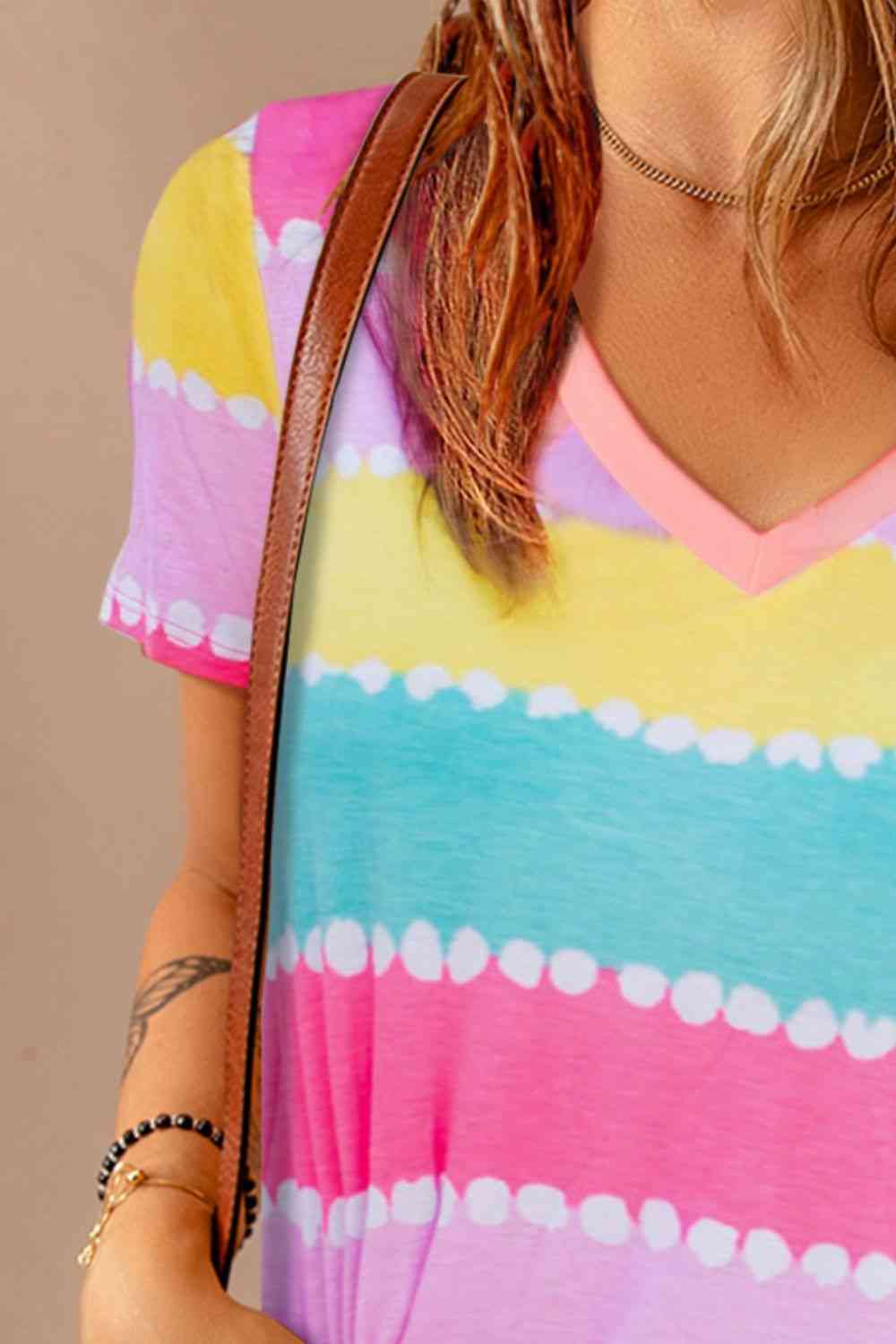 Camiseta de manga corta con cuello en V y bloques de color