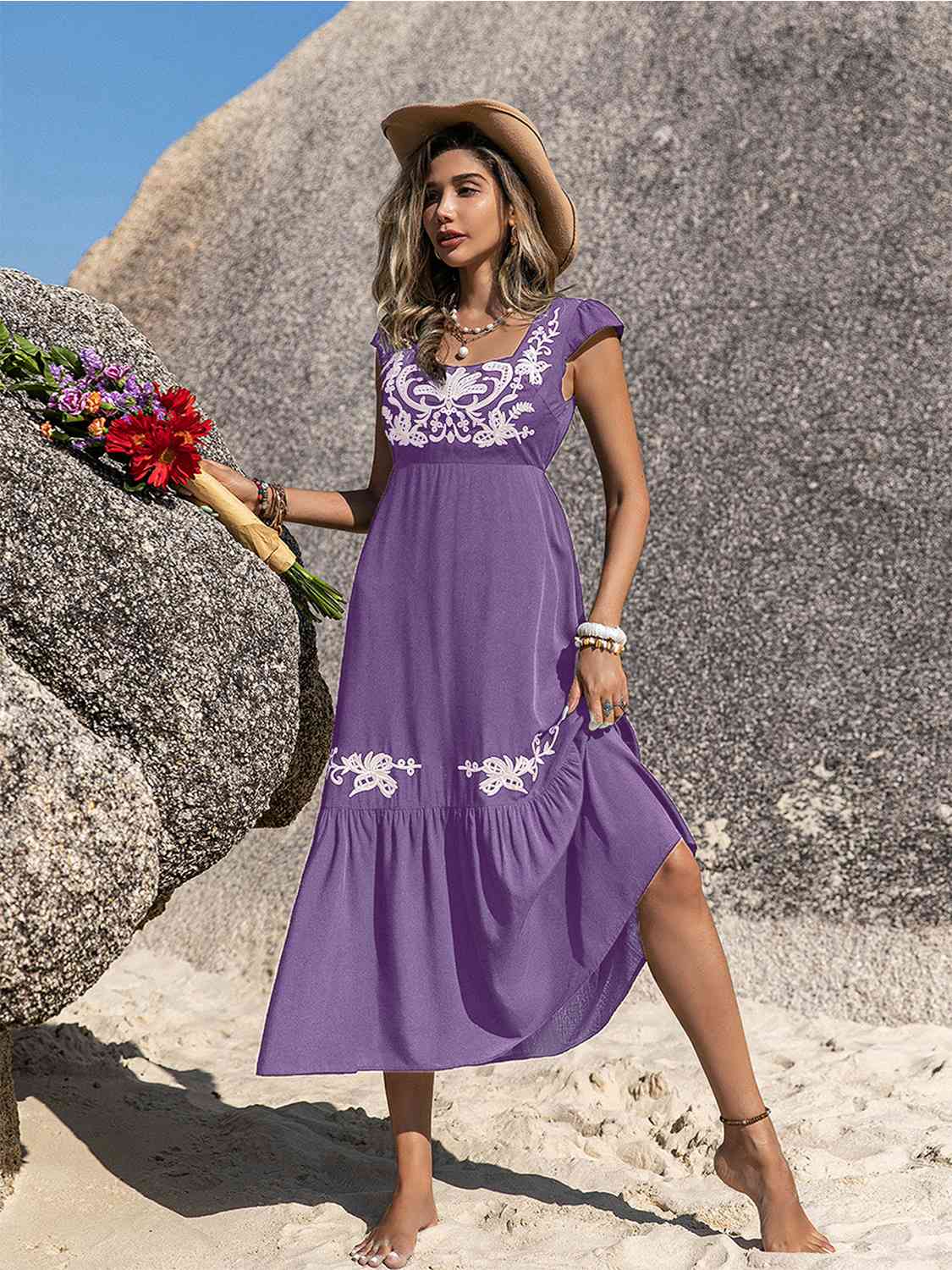 Vestido con dobladillo con volantes bordados