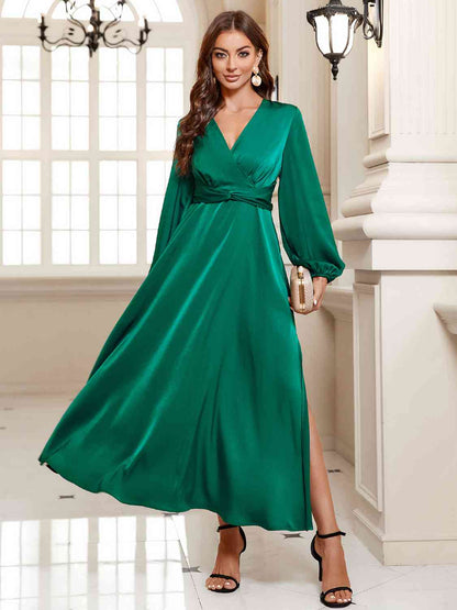 Vestido midi con abertura larga y sobrepelliz verde