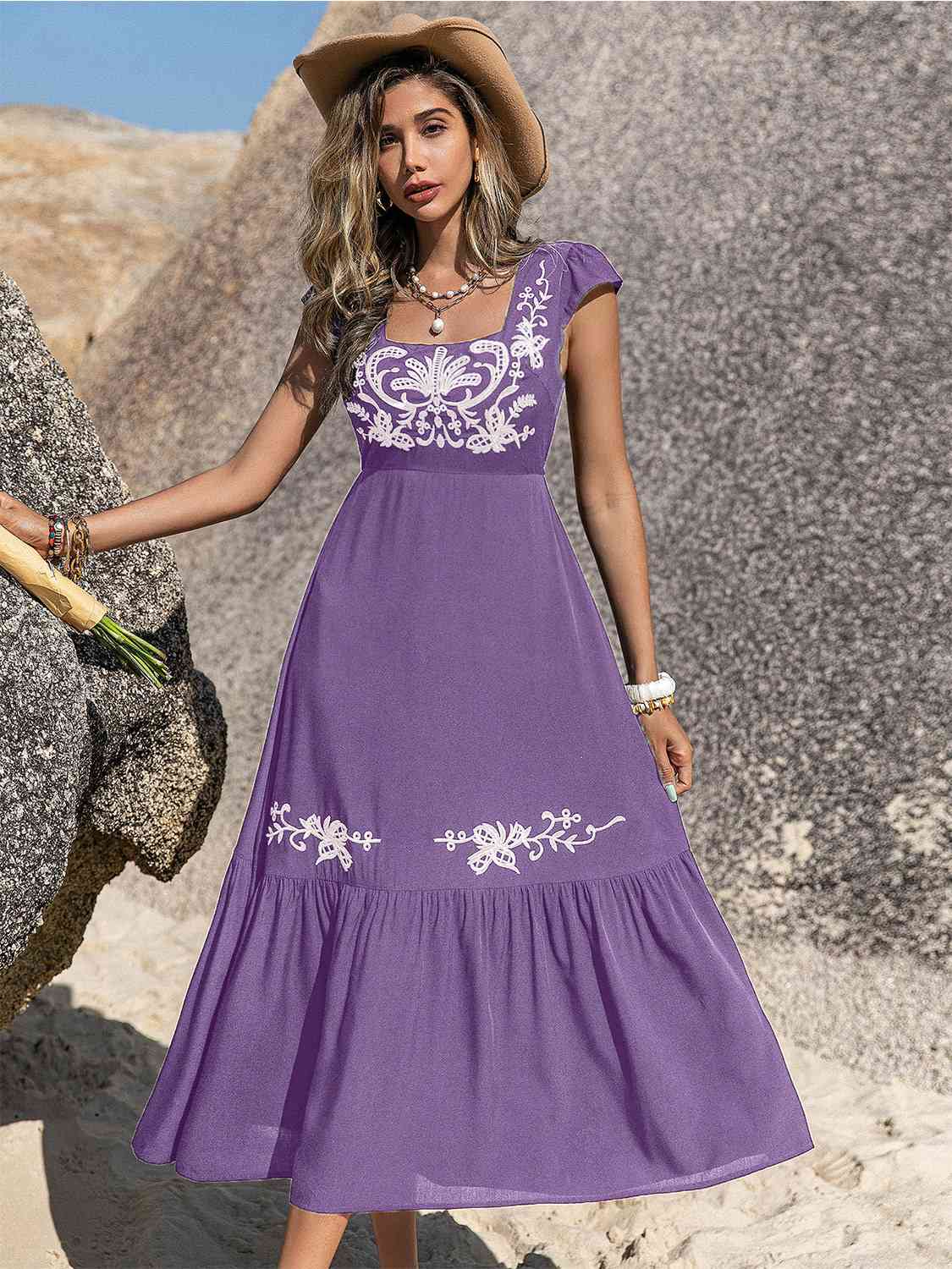 Vestido con dobladillo con volantes bordados