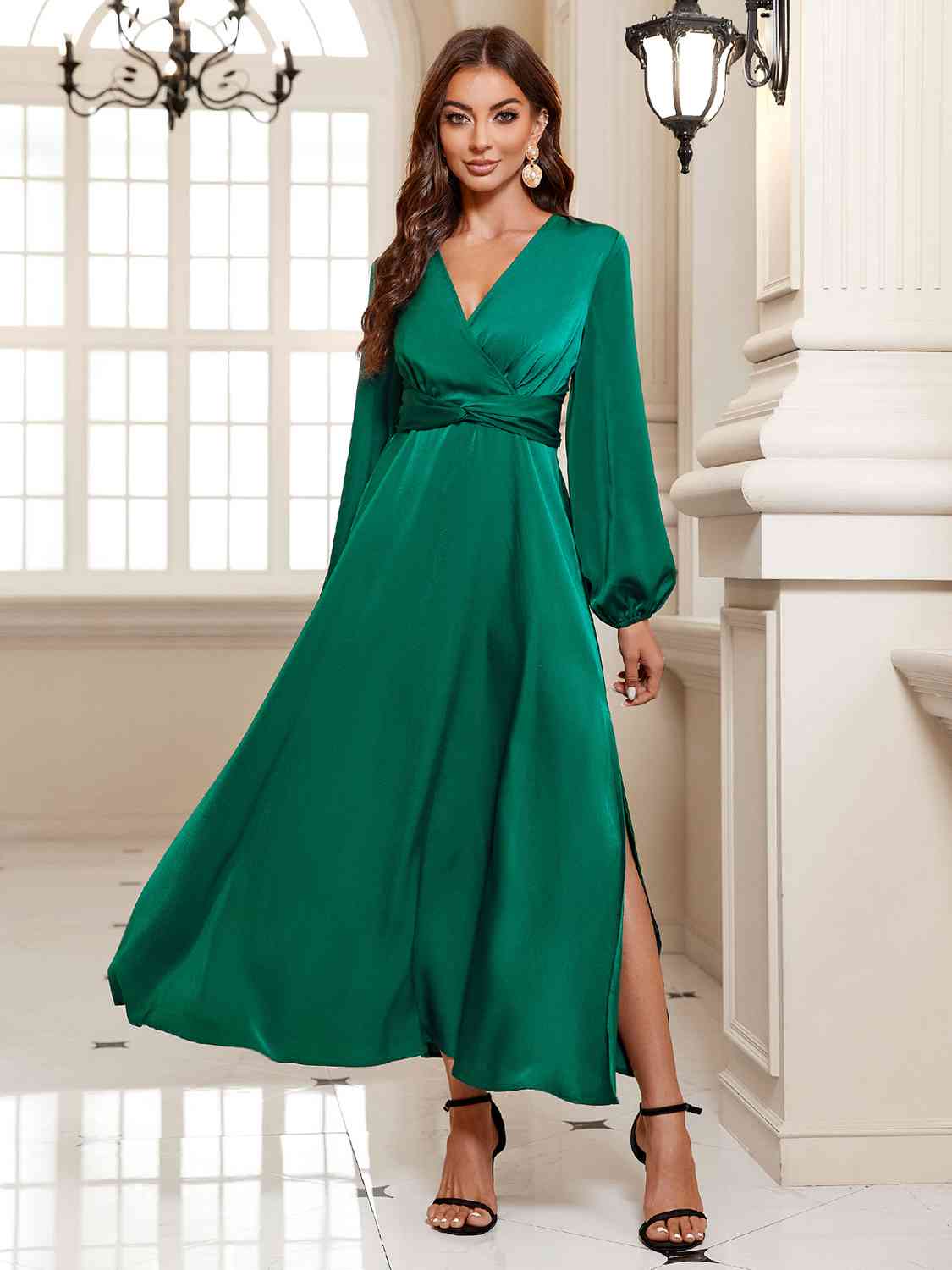 Vestido midi con abertura larga y sobrepelliz verde