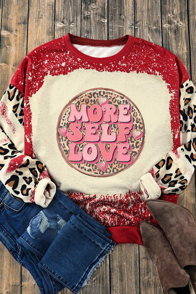 MÁS SELF LOVE Sudadera de leopardo blanqueada