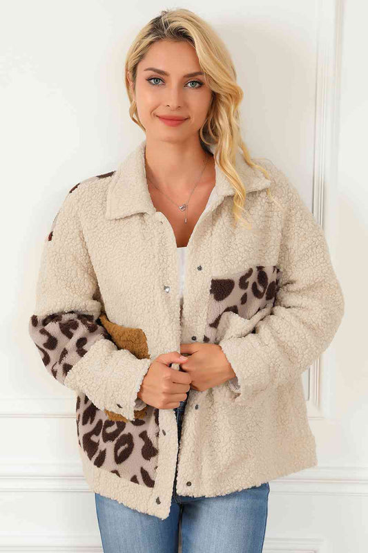 Chaqueta Sherpa con parche de leopardo