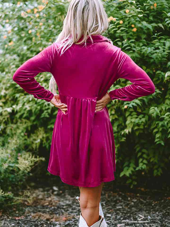 Vestido de terciopelo con botones en rosa intenso