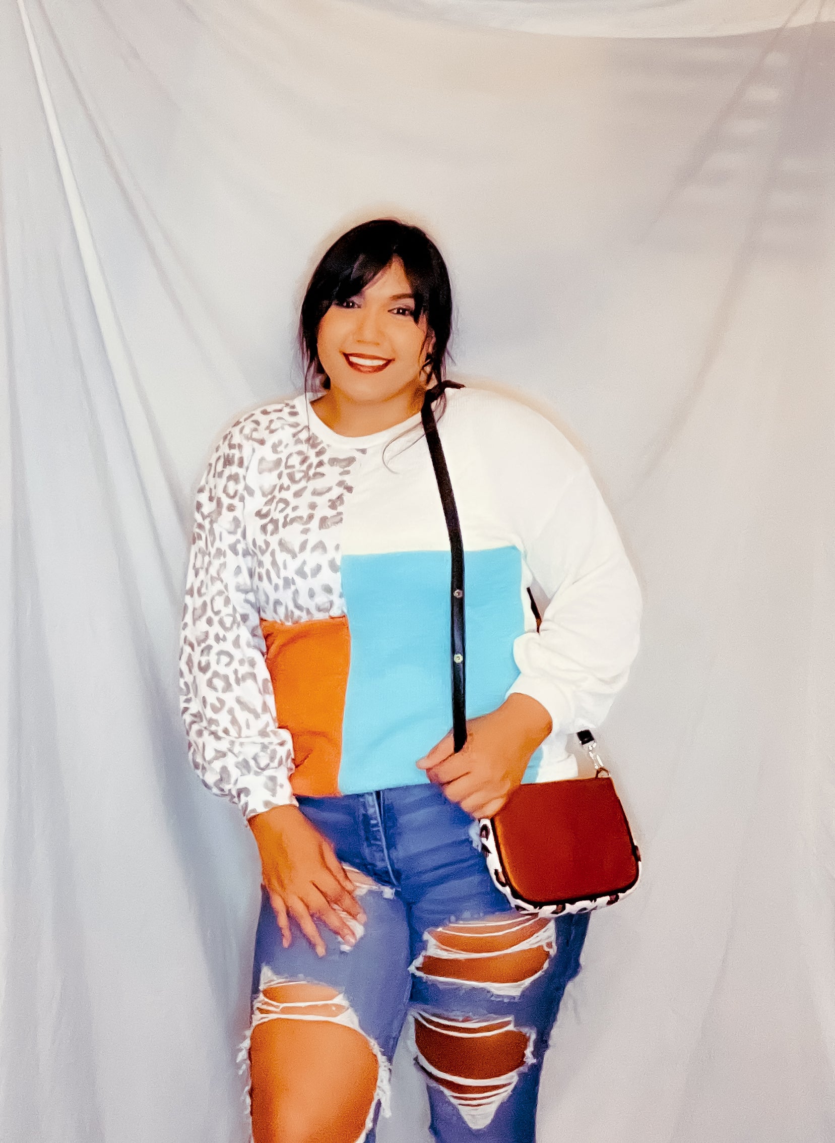 Suéter con cuello redondo y patchwork de leopardo y bloques de color